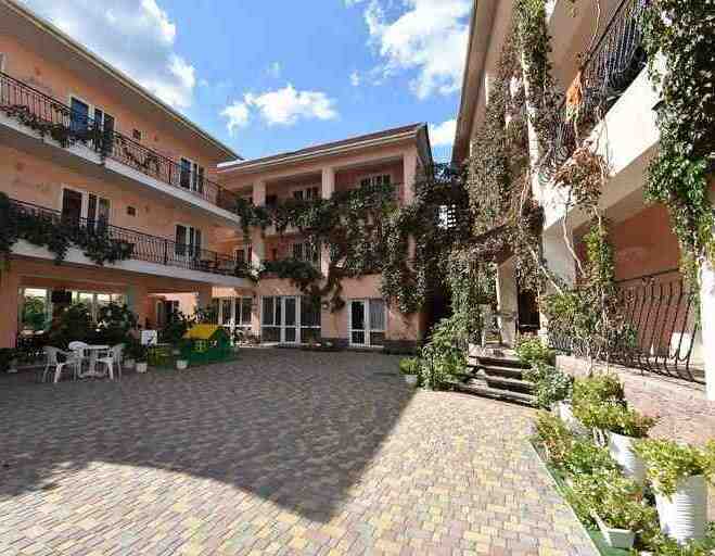 Hotel Lenura