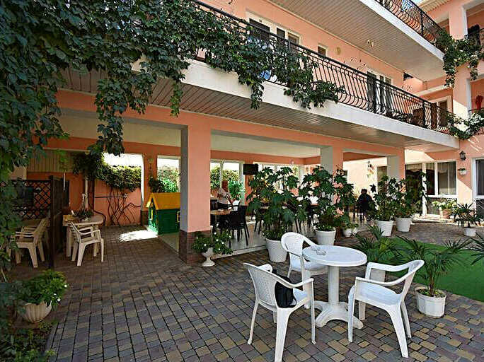 Hotel Lenura