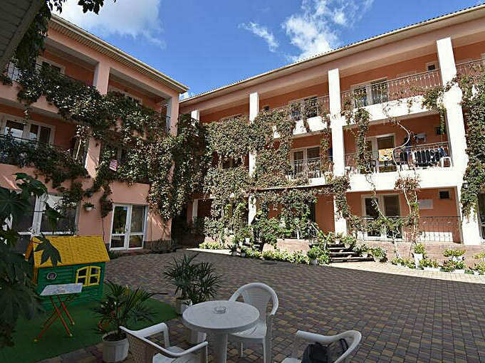 Hotel Lenura