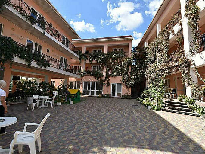 Hotel Lenura